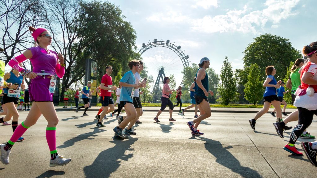 Mehrere LäuferInnen vor dem Riesenrad